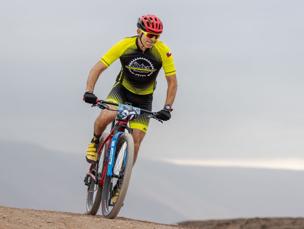 Mountainbike-Fahrer im gelben Trikot beim Rennen